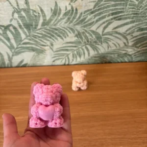 Közepes maci szívvel
